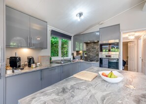 Fridge, oven, stovetop, toaster - Bakewell Deluxe Lodge (Longnor, Nr. Buxton)