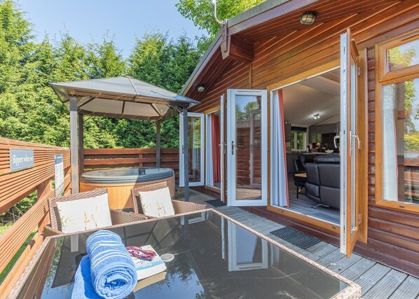 Outdoor spa tub - Bakewell Deluxe Lodge (Longnor, Nr. Buxton)