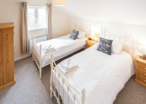 4 bedrooms, free WiFi - Two-storey detached cottage for up to 8 guests. (Seaview)