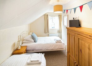 4 bedrooms, free WiFi - Two-storey detached cottage for up to 8 guests. (Seaview)