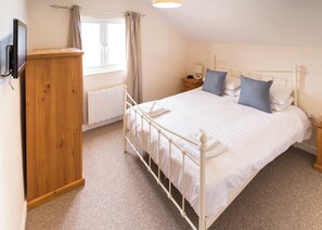 4 bedrooms, free WiFi - Two-storey detached cottage for up to 8 guests. (Seaview)