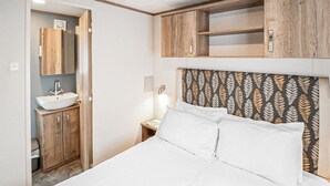 3 bedrooms, Internet - New in 2017. Luxury 12ft-wide caravan. (Milford-on-Sea, Nr Lymington)