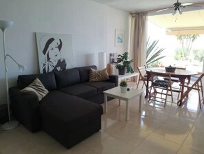 Una televisión, libros