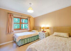 2 bedrooms, free WiFi - 2 bedroom accommodation in Alyth, Perthshire (Alyth, Perthshire)