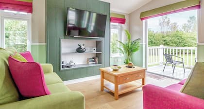 Luxury boutique style lodge with one double bedroom and one twin bedroom.