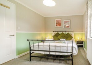 2 bedrooms, free WiFi - Luxury boutique style lodge with one double bedroom and one twin bedroom. (Beetley, Dereham)