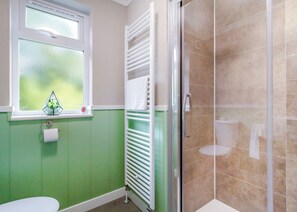 Soap, shampoo - Luxury boutique style lodge with one double bedroom and one twin bedroom. (Beetley, Dereham)