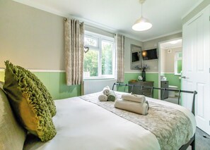 2 bedrooms, free WiFi - Luxury boutique style lodge with one double bedroom and one twin bedroom. (Beetley, Dereham)