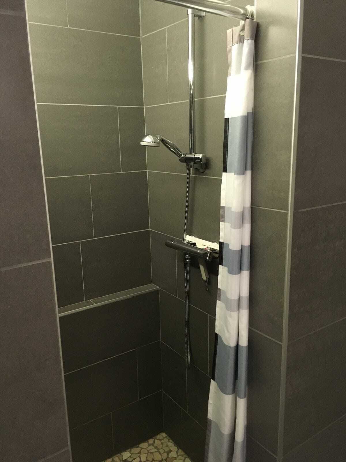 Doccia, asciugacapelli, asciugamani, sapone