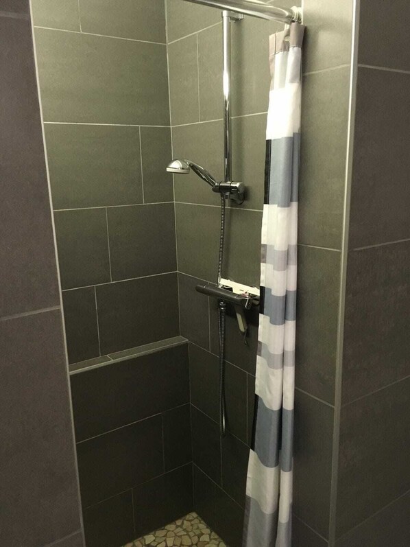 Dusche, Haartrockner, Handtücher, Seife