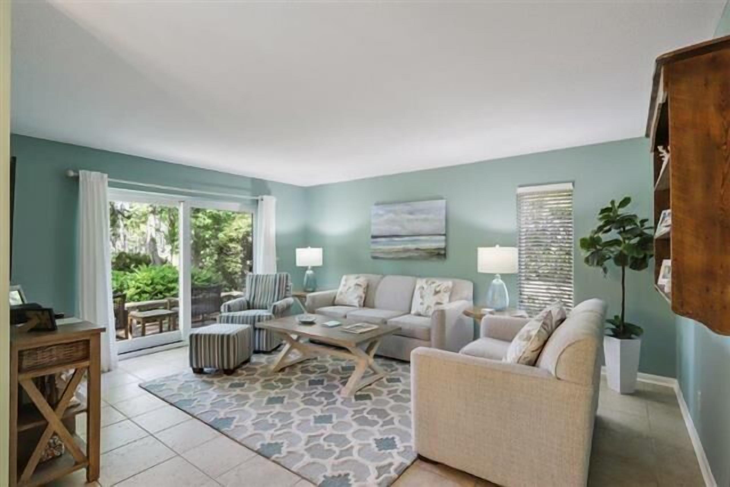 Updated end-unit Villa w/ Golf views, Sleeps 6, steps from Harbour Town