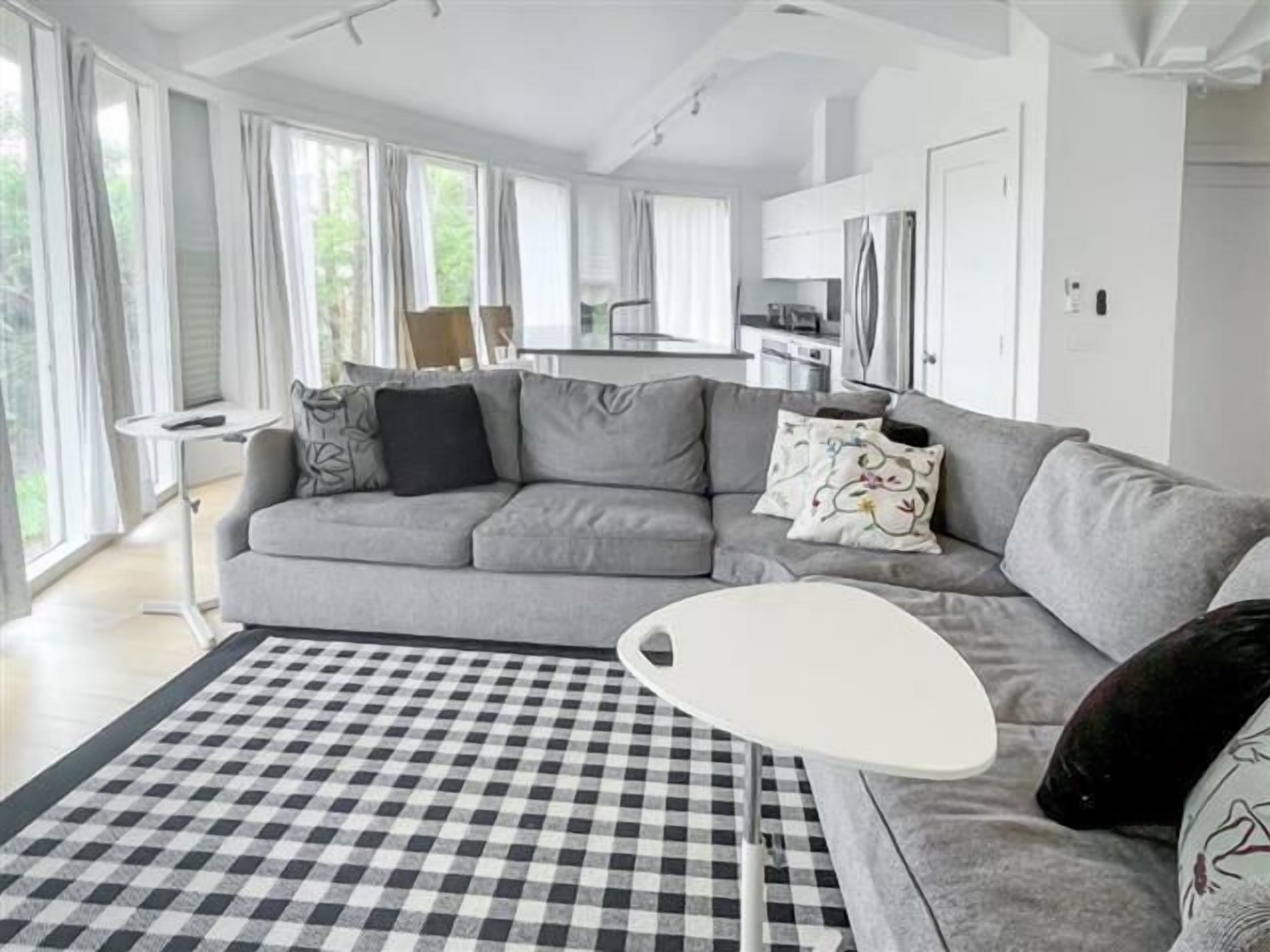 Updated & spacious 1-Bed Villa, Sleeps 4, steps from the heart of Harbour Town