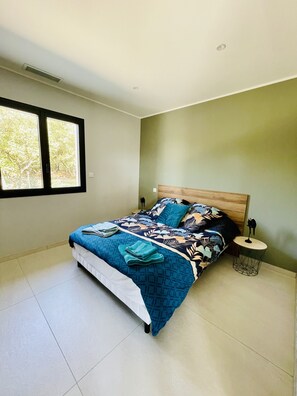6 bedrooms, iron/ironing board, free WiFi, bed sheets