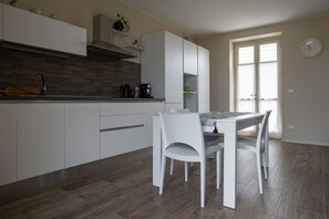 Réfrigérateur, four à micro-ondes, lave-vaisselle, cafetière-théière