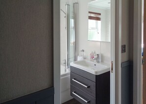 Bathroom - 3 bedroom accommodation in Beetley, Dereham (Beetley, Dereham)