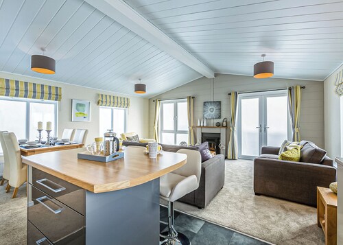 Spacious and contemporary lodge, great for a couple or family escape.