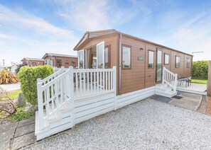 Exterior - Luxurious 14ft-wide holiday home. (Looe)