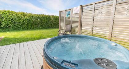 New in 2017. Luxurious 14ft-wide holiday home.