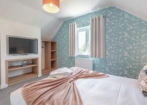 1 bedroom, free WiFi - Stunning cottage with one king-size double. (Orby)