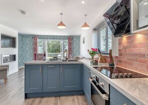 Fridge, oven, stovetop, dishwasher - Stunning cottage with one king-size double. (Orby)