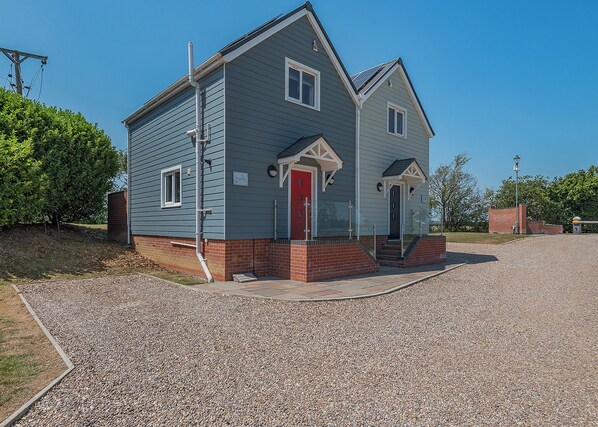 Exterior - Stunning cottage with one king-size double. (Orby)