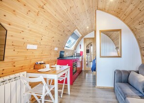TV - 0 bedroom accommodation in Great Busby (Great Busby)