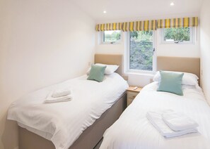 3 bedrooms, free WiFi - New in 2017. Spacious and luxurious lodge. (Carnmenellis, Nr Falmouth)