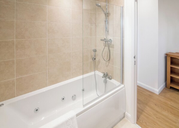 Bathroom - New in 2017. Spacious and luxurious lodge. (Carnmenellis, Nr Falmouth)