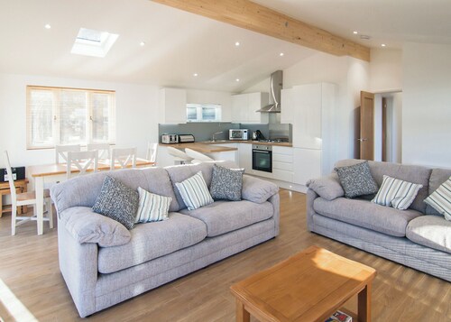 New in 2017. Spacious and luxurious lodge.