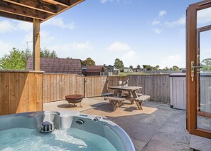 Outdoor dining - 1 bedroom accommodation in Great Busby (Great Busby)