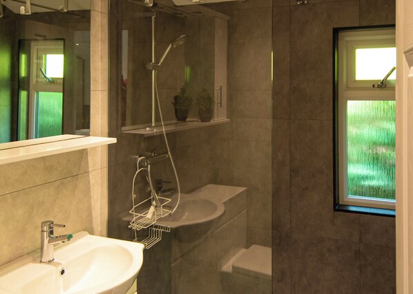 Bathroom - Blakeholme Lodge Plus (Newby Bridge, Lake Windermere)