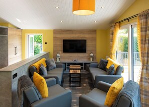 Flat-screen TV - Blakeholme Lodge Plus (Newby Bridge, Lake Windermere)