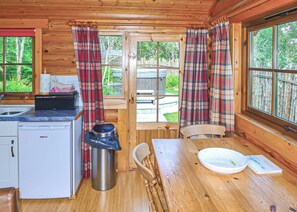 Fridge, oven, stovetop, dishwasher - Luxury lodge with king-size four poster and child size single. (Craobh Haven, Argyll)