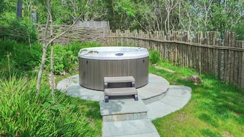 Outdoor spa tub