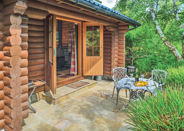 Outdoor dining - Luxury lodge with king-size four poster and child size single. (Craobh Haven, Argyll)