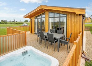 Outdoor dining - Contemporary lodge with stunning countryside views. (Bretby, Derbyshire)