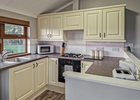 Fridge, oven, stovetop, toaster - 1 bedroom accommodation in Alyth, Perthshire (Alyth, Perthshire)