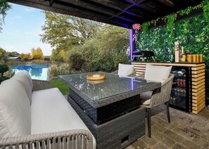 Outdoor dining - 1 bedroom accommodation in South Duffield, Nr York (South Duffield, Nr York)