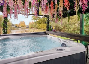 Outdoor spa tub - Stylish and contemporary lodge. (South Duffield, Nr York)