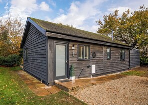 Exterior - Stylish and contemporary lodge. (South Duffield, Nr York)