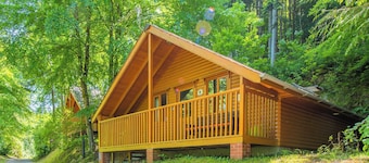 Timber lodge set by the lake with one double and one twin.