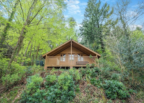 Timber lodge set by the lake with one double and one twin.