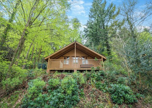 Timber lodge set by the lake with one double and one twin.