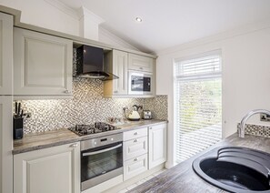 Fridge, oven, stovetop, dishwasher - 1 bedroom accommodation in Eaton, Congleton (Eaton, Congleton)