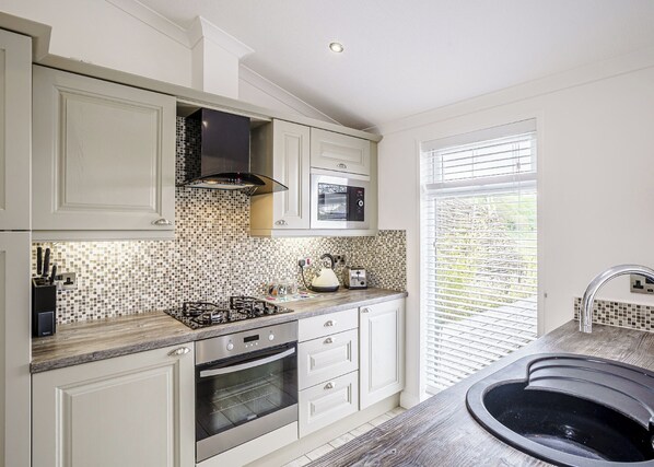 Fridge, oven, stovetop, dishwasher