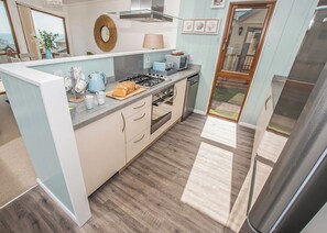 Fridge, oven, stovetop, toaster - Top of the range and extremely spacious five star luxury 20ft-wide lodge. (Budleigh Salterton)