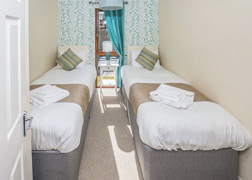 Top of the range and extremely spacious five star luxury 20ft-wide lodge.