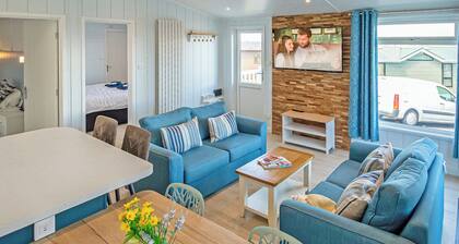 Luxury lodge with one double with en suite shower and one twin.