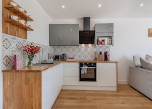 Fridge, oven, stovetop, dishwasher