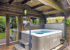 Outdoor spa tub - Timber lodge with one queen size double and one twin. (Kentisbeare, Nr Cullompton)